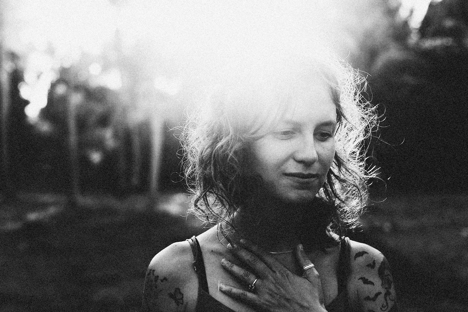Retrato en blanco y negro de una mujer tatuada