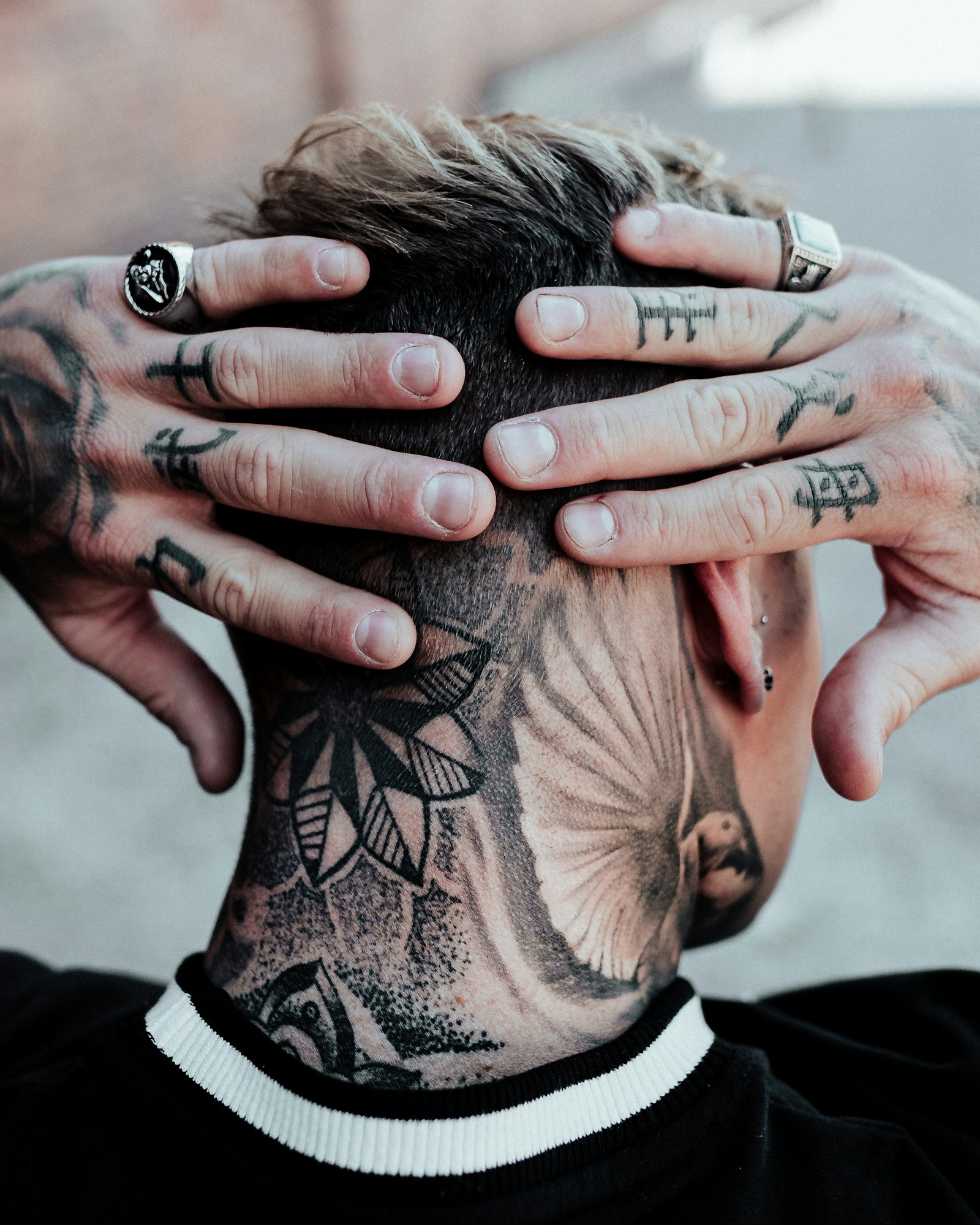 Tatuaje floral negro en el cuello